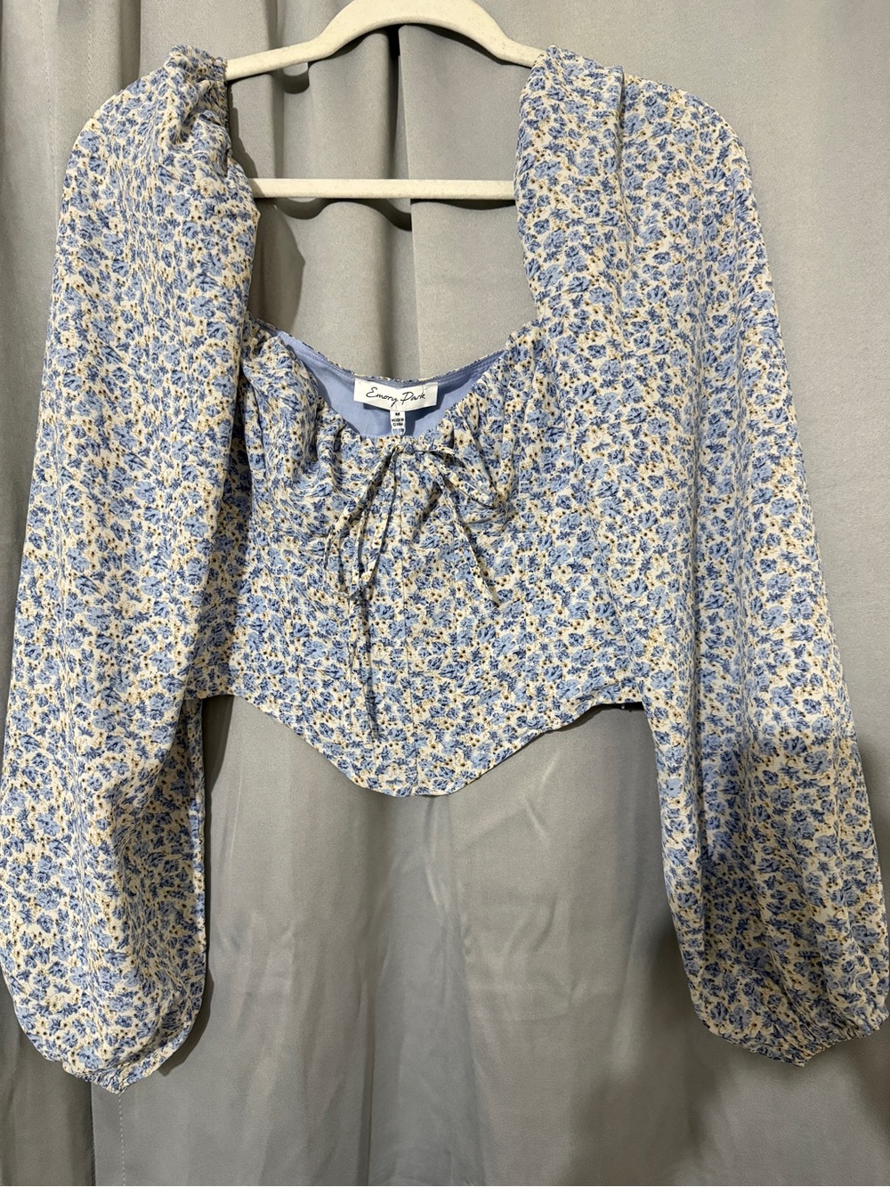 emory park Blue and Cream Floral Puff-Sleeve Crop Top